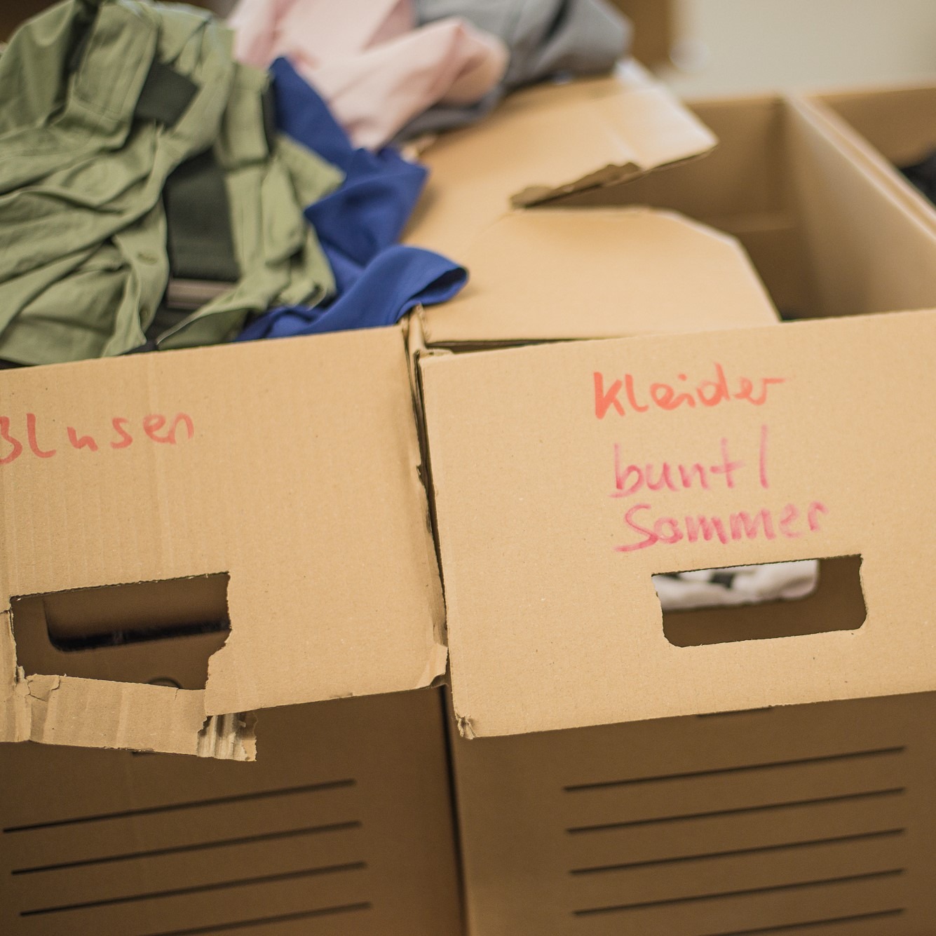 Zwei Kisten mit Kleidung