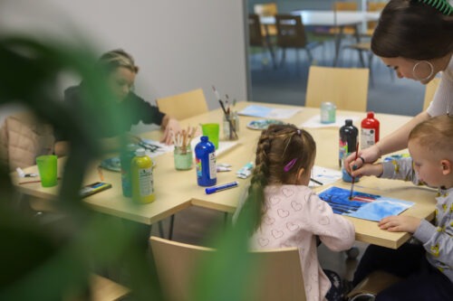 Parzellen in einem Gemeinschaftsgarten; im Hintergrund Alt Erlaa