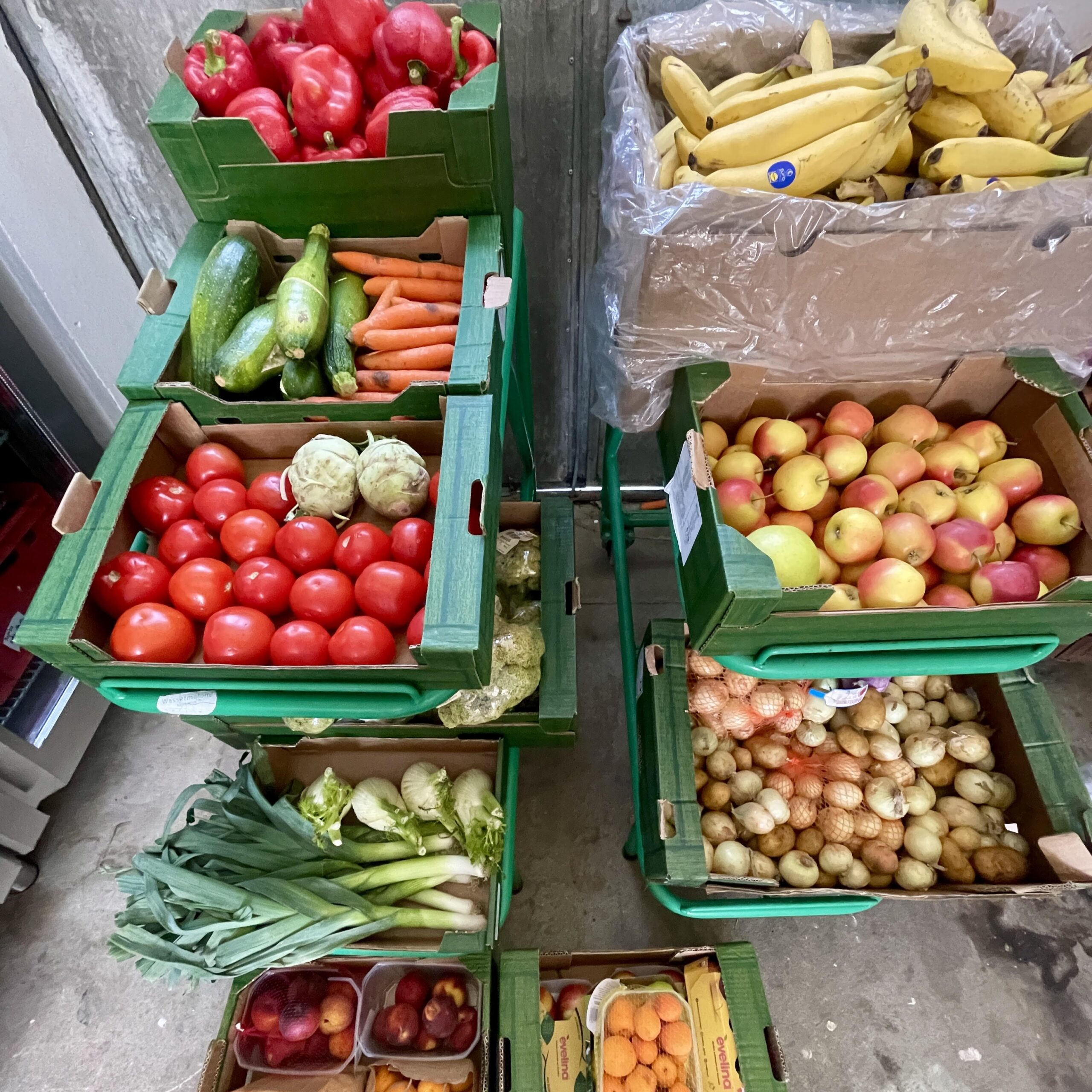 Obst und Gemüse in Kisten