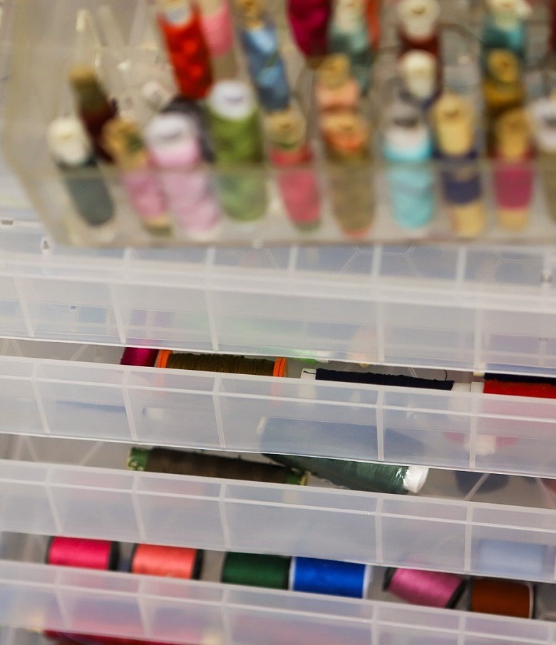 Meherere Spielzeugdinosaurier auf einer Fensterbank