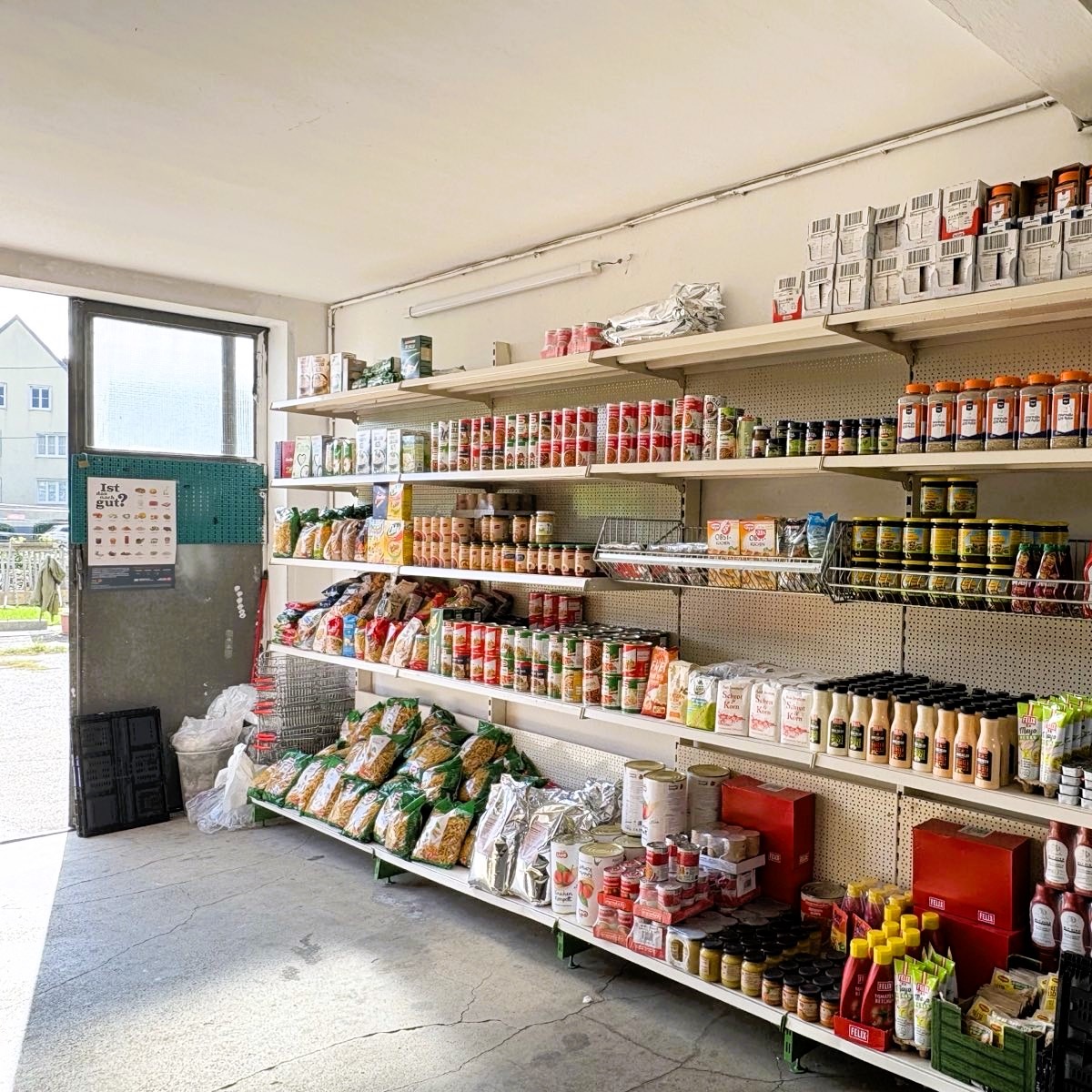 Regale mit Lebensmitteln